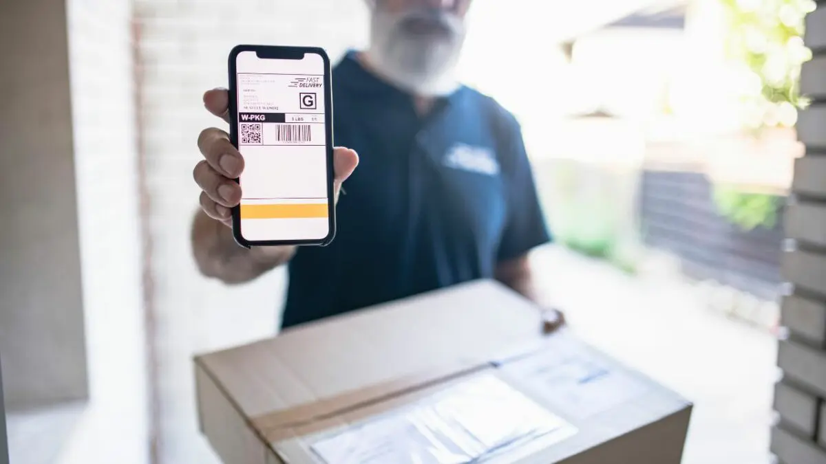 Zaajil app showing delivery tracking on a smartphone